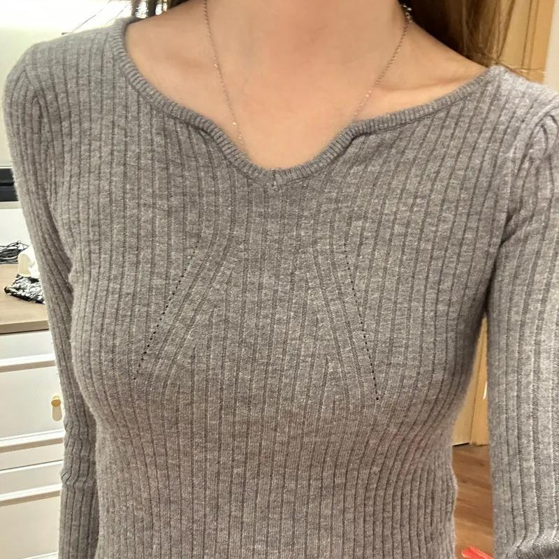 V-neck fitted striped knitted top