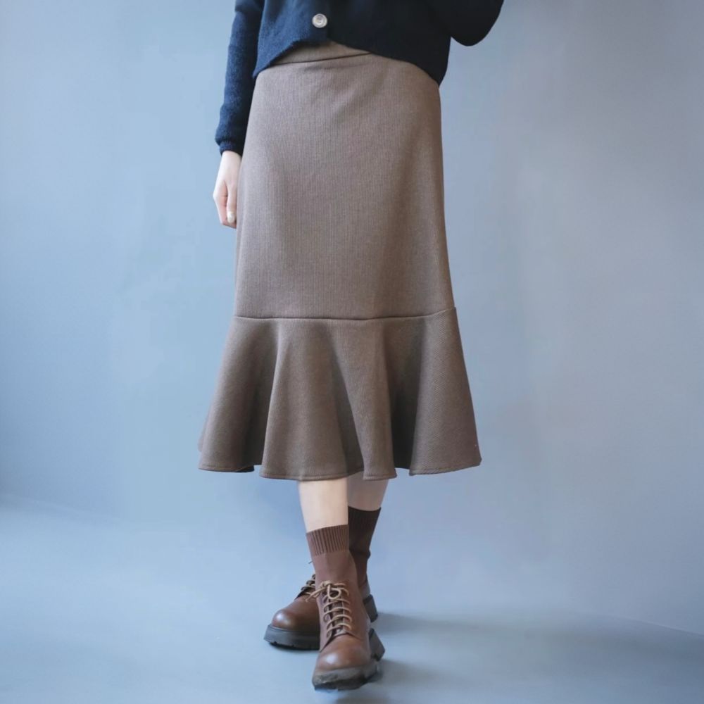 High-waisted fitted knit mermaid skirt