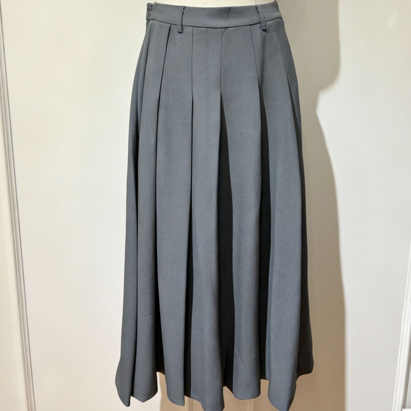 Lightweight twill pleated skirt