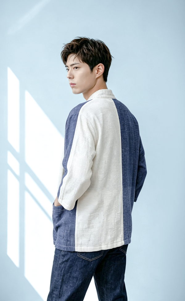 A man modeling the back split-color design of the Hand-cranked Kimono in Mt. Fuji colorway at Grandmama Store in Hong Kong.