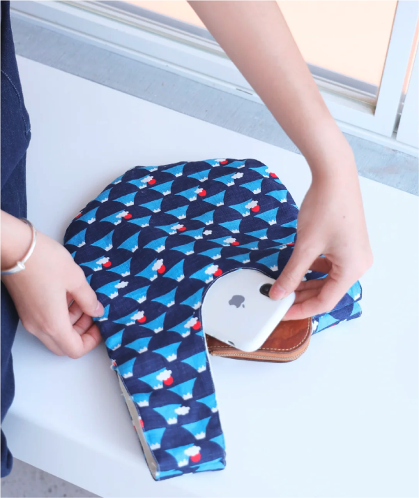Blue Fuji Moonshell Bag interior storage demonstration at Grandmama Store in Hong Kong