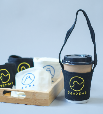 black-lion-rock-kamon-cup-sleeve-on-coffee-cup-with-tray-Kamon-Cup-Sleeve-Hong-Kong-Kwun-Tong-Grandmama-store