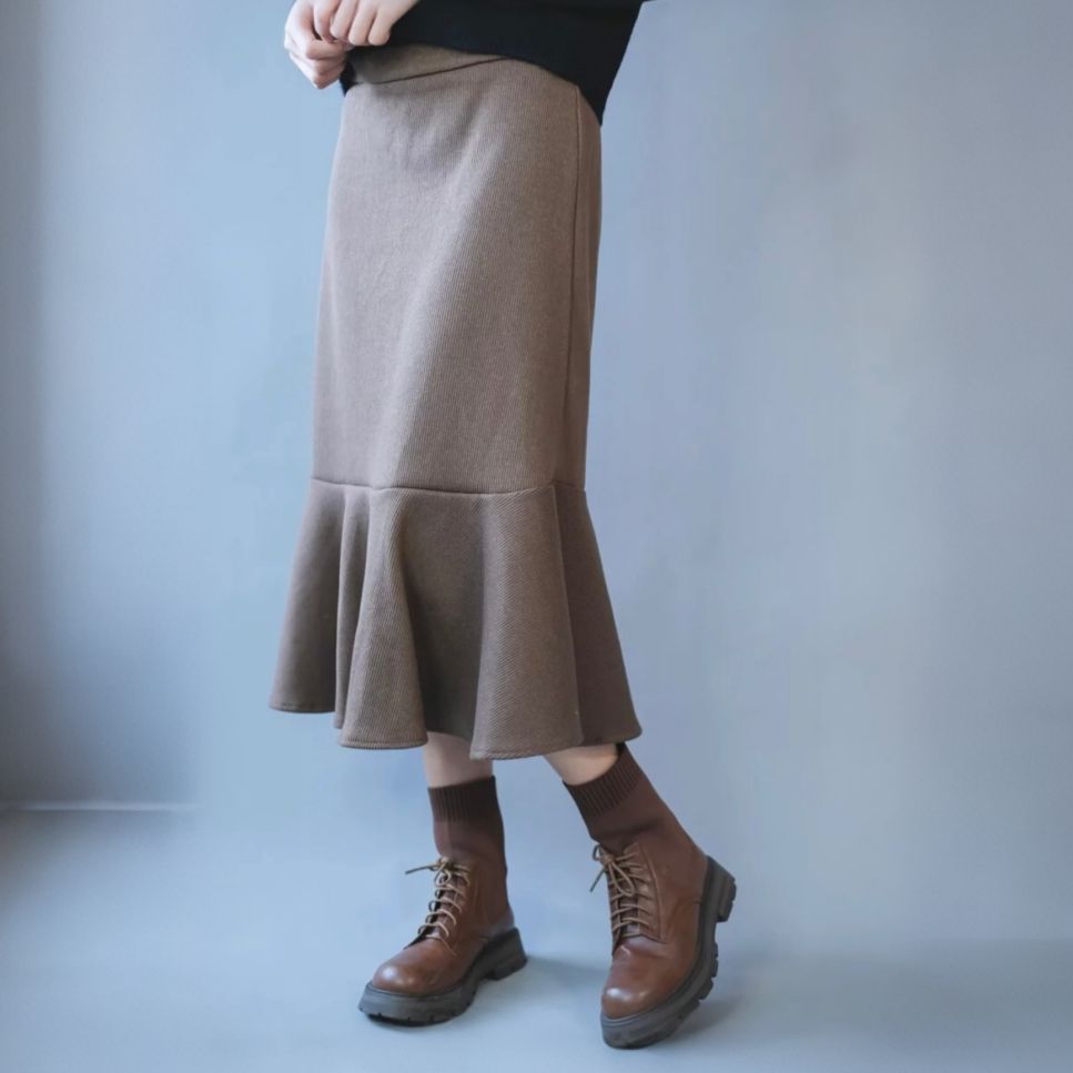 High-waisted fitted knit mermaid skirt