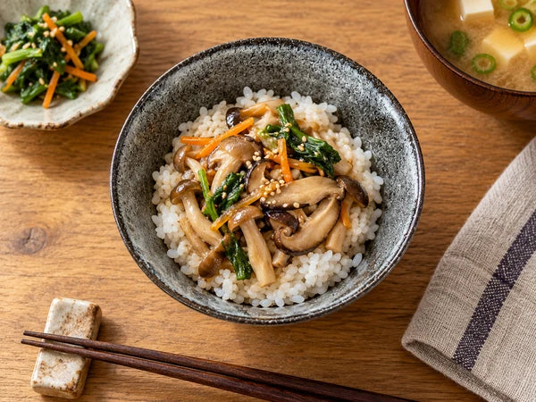 灰色日本製飯碗搭配蔬菜飯的午餐俯拍