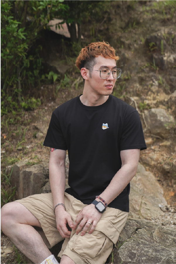 man-in-glasses-sitting-outdoors-front-view-wearing-black-cat-tee-Hong-Kong-Kwun-Tong-Grandmama-store