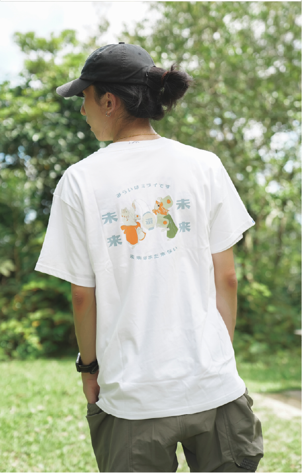man-outdoors-back-view-showing-colorful-festival-cats-print-Dancing-Cat-Tee-Hong-Kong-Kwun-Tong-Grandmama-store