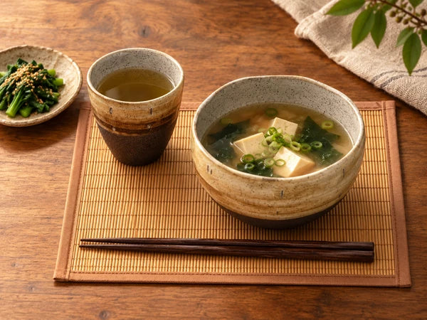 美濃燒餐具套裝的晚餐俯拍擺設