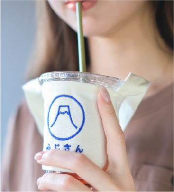 woman-drinking-from-cup-with-white-mt-fuji-kamon-sleeve-Kamon-Cup-Sleeve-Hong-Kong-Kwun-Tong-Grandmama-store