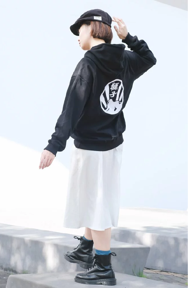 woman-in-white-skirt-wearing-black-kamon-hoodie-lion-rock-Kamon-Hoodie-Hong-Kong-Kwun-Tong-Grandmama-store
