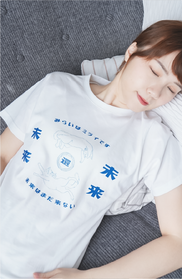 woman-lying-down-sleeping-in-white-tee-with-blue-cat-print-Lazy-Cat-Tee-Hong-Kong-Kwun-Tong-Grandmama-store